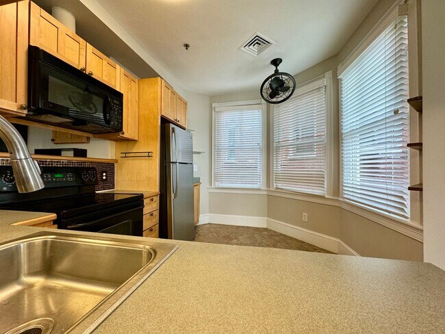 Foto del edificio - 1 Bed / 1 Bath 1st Floor Unit  (Downtown, ...