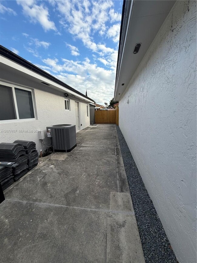 Building Photo - 2658 W 74th Terrace