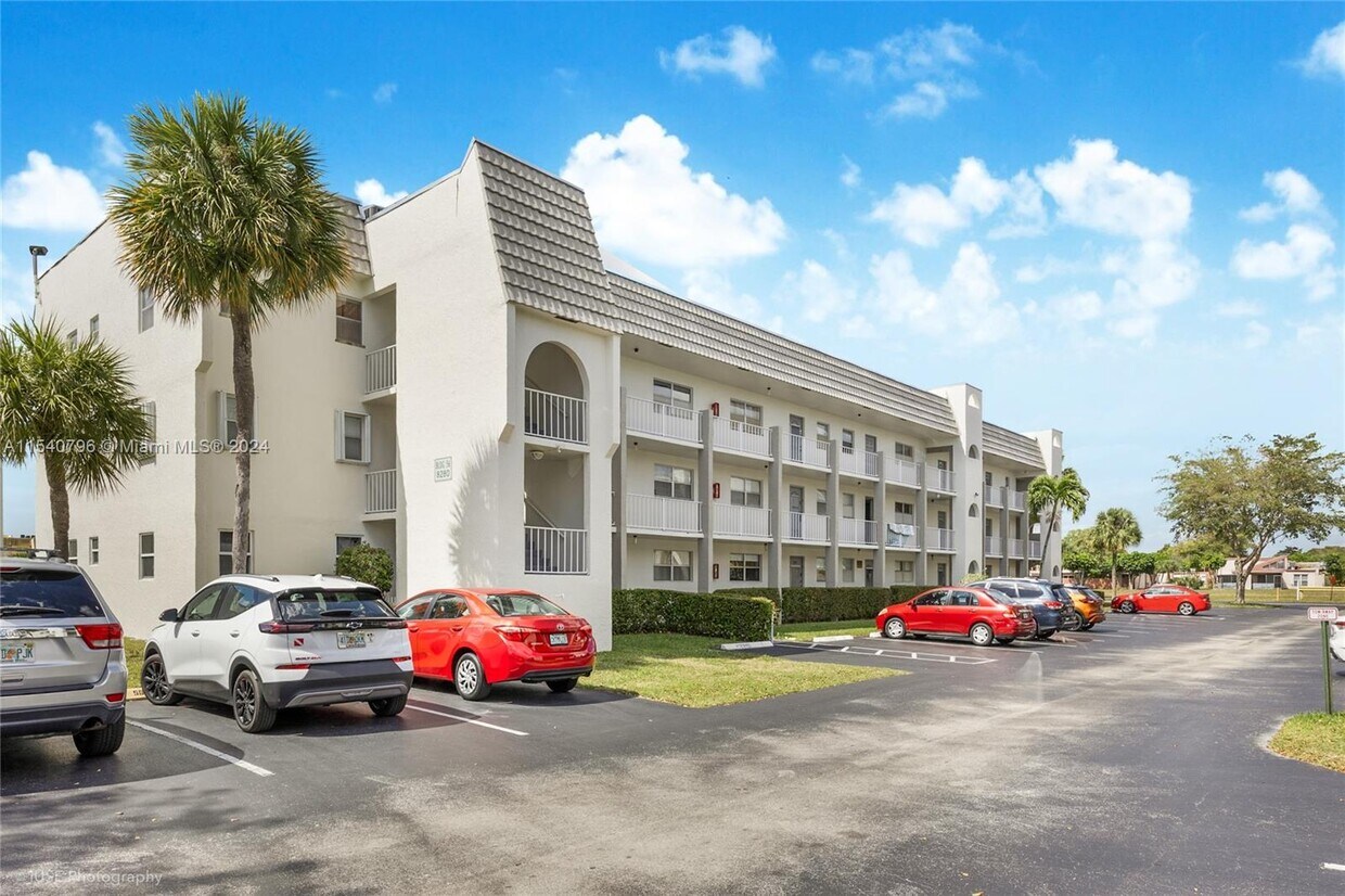 Foto principal - 8280 Sunrise Lakes Blvd