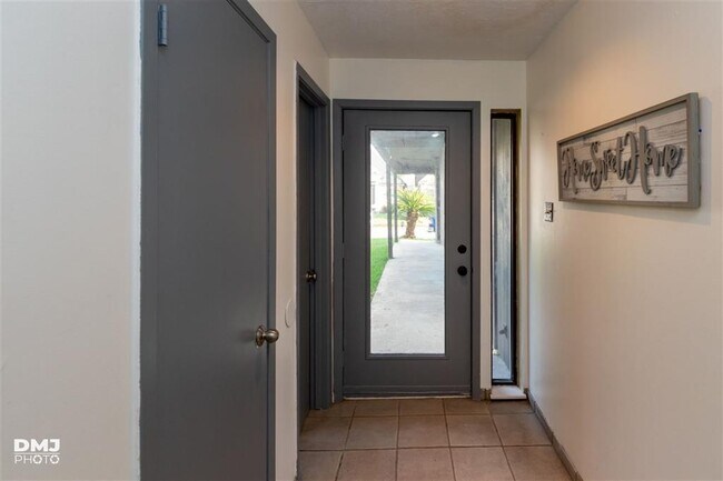 Foto del edificio - 6770 Lexington Dr