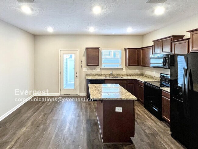 Foto del edificio - Charming 2BR Townhouse with Modern Comfort...