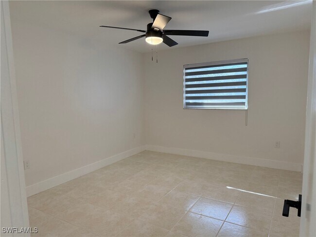 Foto del edificio - 3318 Del Prado Blvd S
