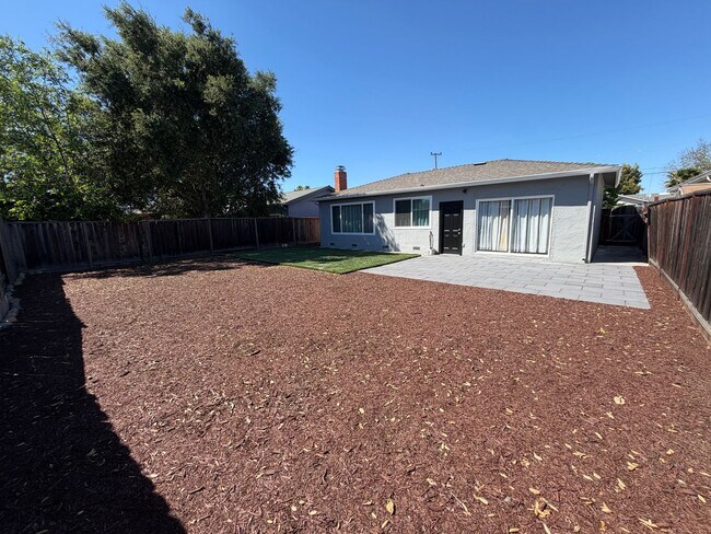 Foto del edificio - Welcome to this stunning 3 bedroom 1 bathroom home located in Fremont