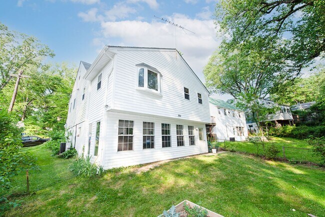 Building Photo - Beautiful 4 Bedroom Home Located in the He...