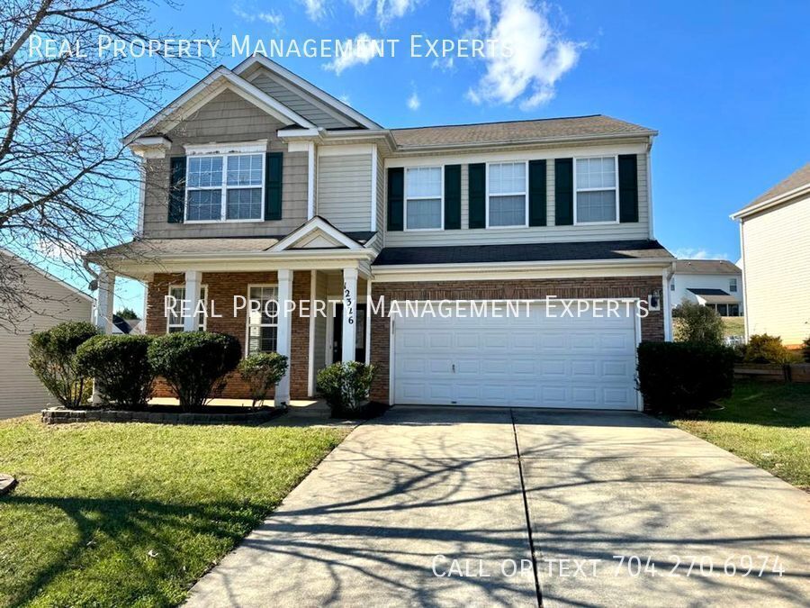 Foto principal - Beautiful 4BR/2.5BA Home in Charlotte!