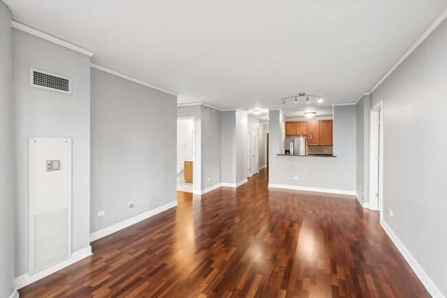 Building Photo - 450 E Waterside Dr