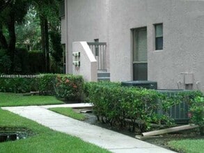 Building Photo - 2902 Carambola Cir N