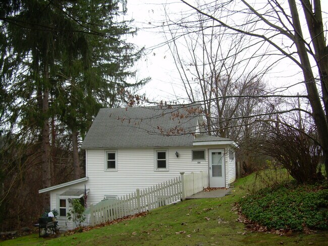 Building Photo - 15 Pine View Dr