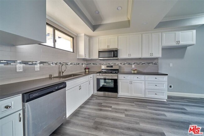 Foto del edificio - 729 S Hobart Blvd