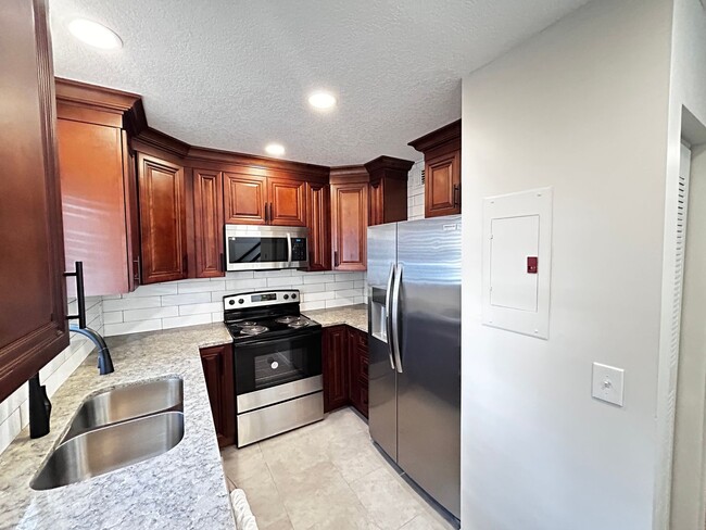 Foto del edificio - Newly Renovated 2/1.5 Condo in Gated Commu...
