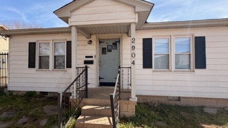 Building Photo - Spacious 3-bedroom, one-bathroom home.