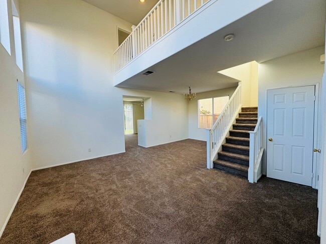 Building Photo - THE BEST OF BOTH WORLDS – FRESH & READY!