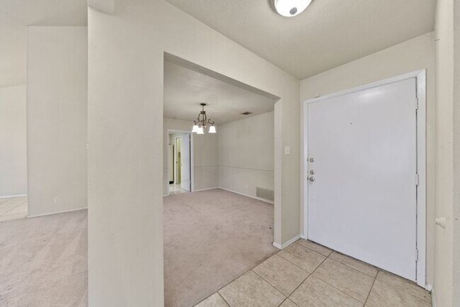 Building Photo - 8930 Tintagel St, San Antonio TX 78254
