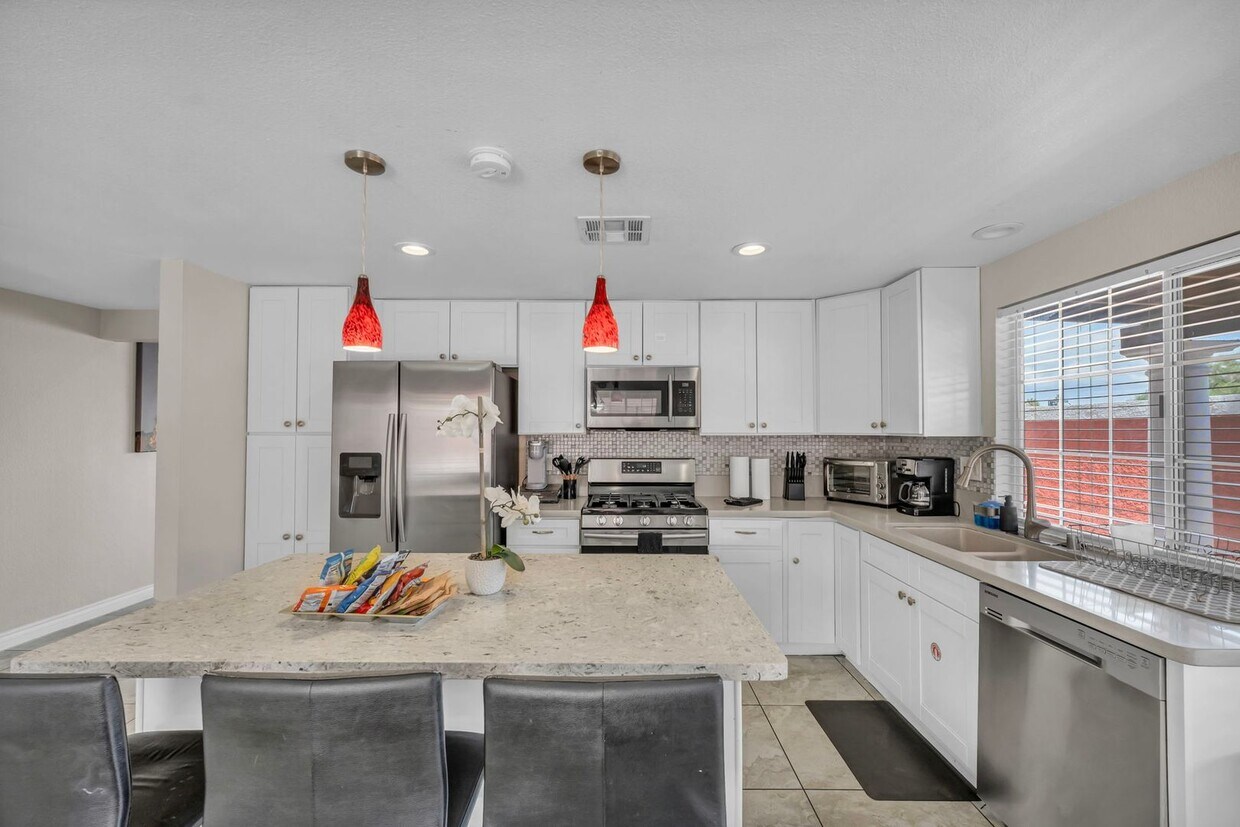 Primary Photo - 3 Bed FULLY FURNISHED Pool Home