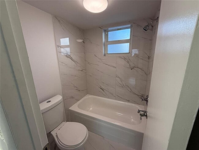 Foto del edificio - 3626 NE 168th St