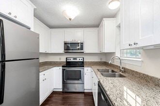 Building Photo - 15146 Cocodrie Ave