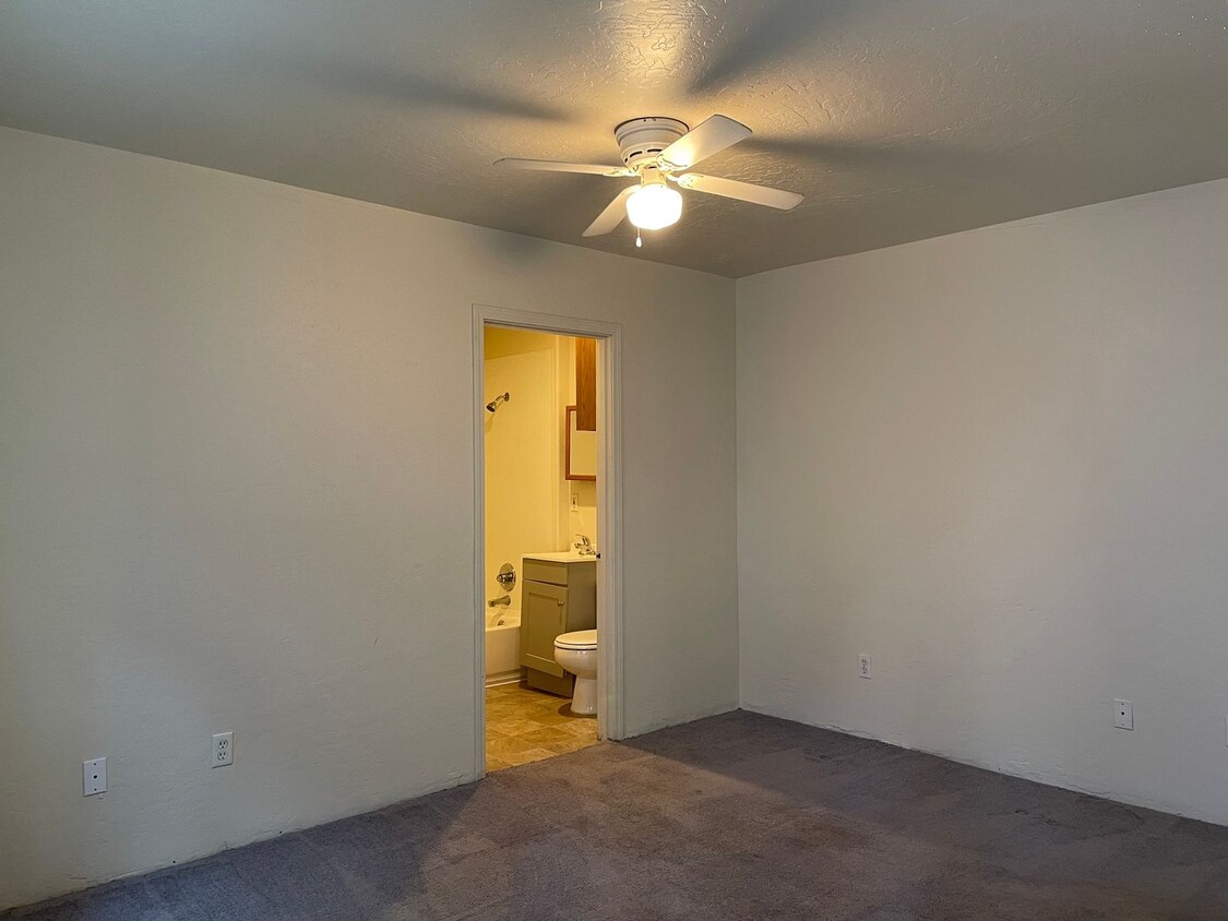 Primary Photo - Cute 2 Bedroom 1 Bath Apartment-Centarlly ...