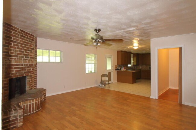 Foto del edificio - 1800 Richardson Ln