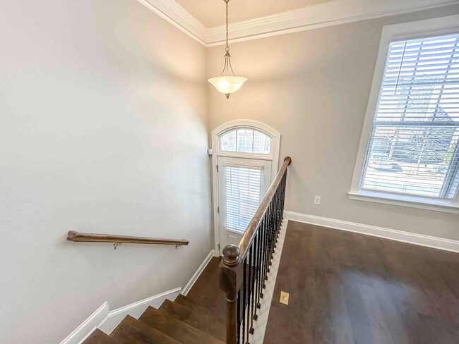 Building Photo - Stunning 4 BR/3.5 BA Townhome in Peachtree...