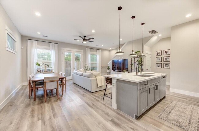 Foto del edificio - 704 Pinemont Cyn Ln