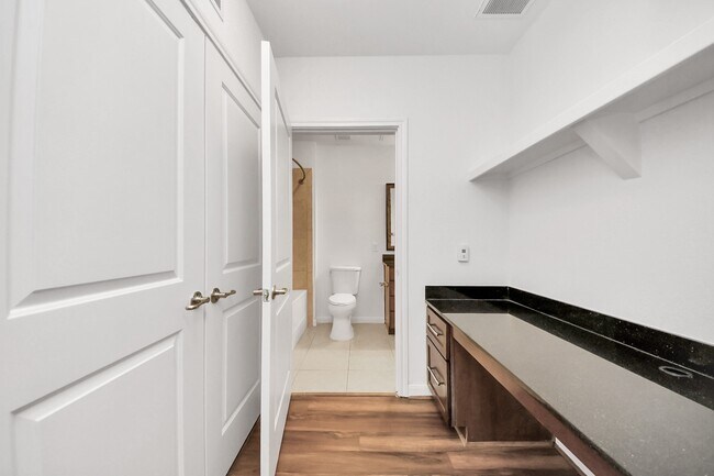 Foto del edificio - 6363 San Felipe St