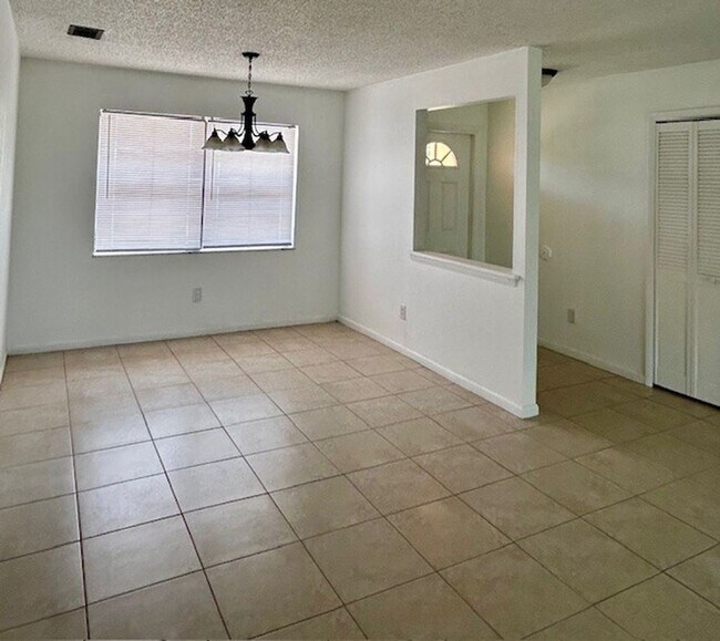 Building Photo - 3 bedroom, 2 bath, 2 car garage, screen porch