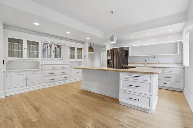 Foto del edificio - $2,295.00, 2-bed, 2-bath, located in Denver with beautiful upgrades.