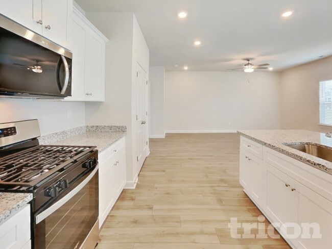 Building Photo - 3326 Quintana Dr