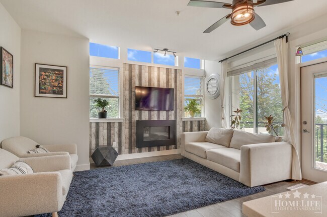 Photo du bâtiment - Modern & Spacious 3 Bed + Family Room | 2.5 Bath Townhouse for Rent in Promontory, Chilliwack