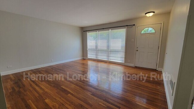 Foto del edificio - 3437 Elmhurst Dr