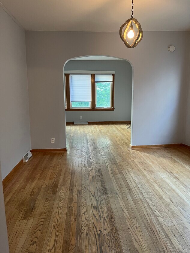 Foto principal - 5839 W Eastwood Ave