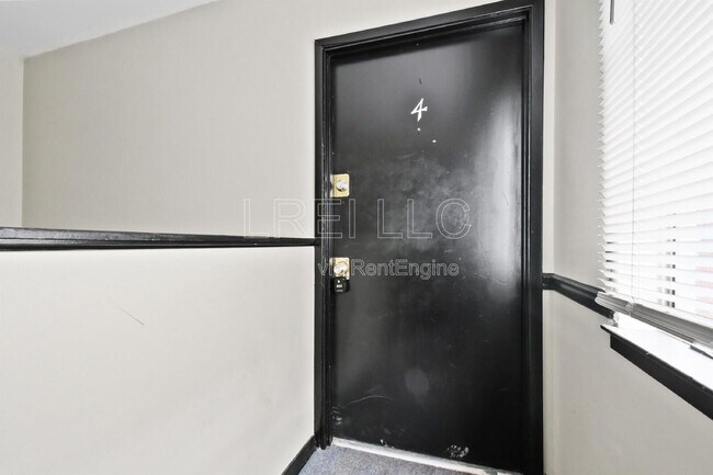Foto del edificio - 2423 Lindsay Ave
