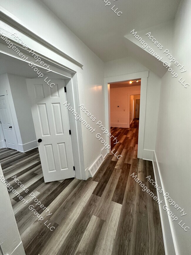 Building Photo - Just Outside Heritage Hill Updated 2 Bedroom