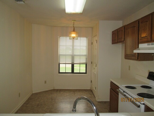 Building Photo - TOWNHOUSE - 2 bedrooms, 2 bathrooms