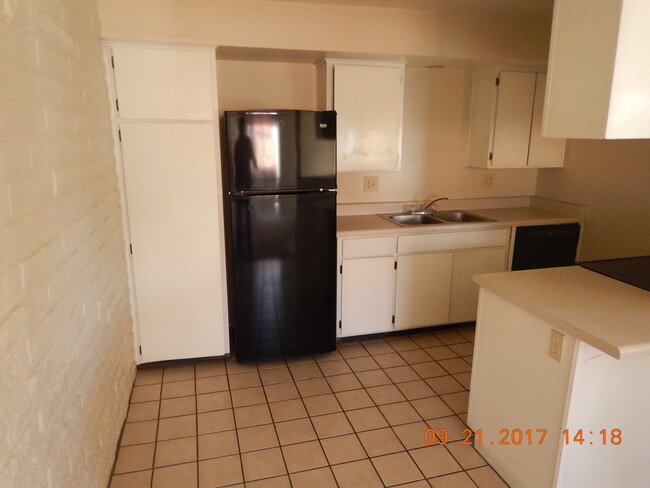 Building Photo - Fort Lowell & Campbell 2/1 - A/C and all a...