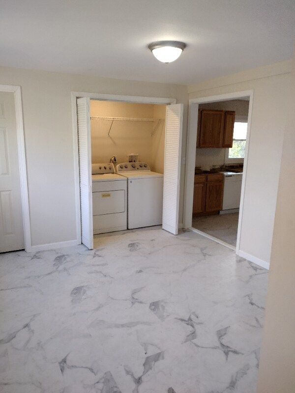 Building Photo - 401 Twin Oaks Dr