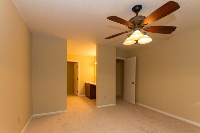 Building Photo - 7132 Village Dr