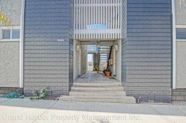Building Photo - 2201 Manhattan Ave