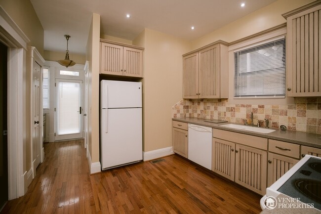 Foto del edificio - Completely Renovated Home--One block off o...