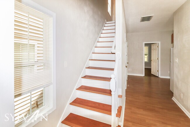 Foto del edificio - The living is easy in this 3 bedroom, 1.5 ...