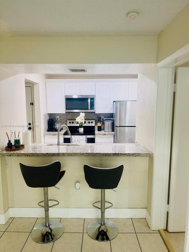 Foto principal - 7035 NW 186th St