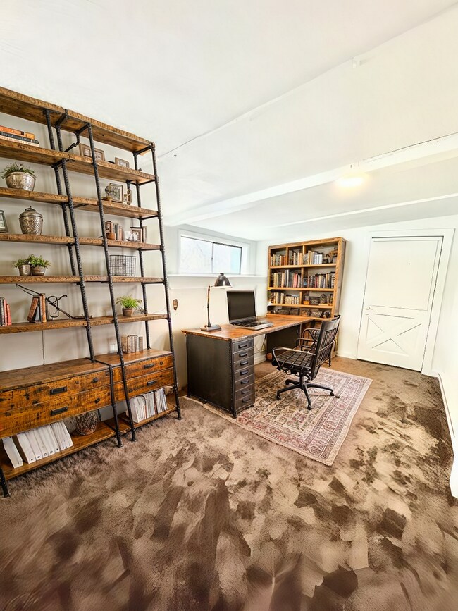 Foto del edificio - Beautiful 5 Bed/2 Bath Home Located in Dow...