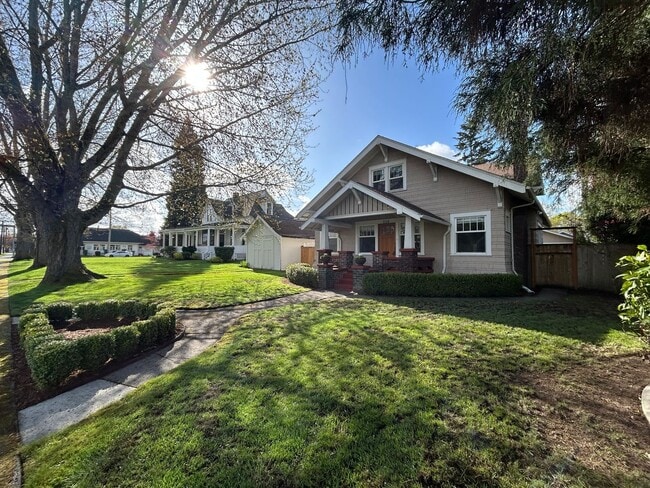 Building Photo - Amazing Puyallup Craftsman Available NOW