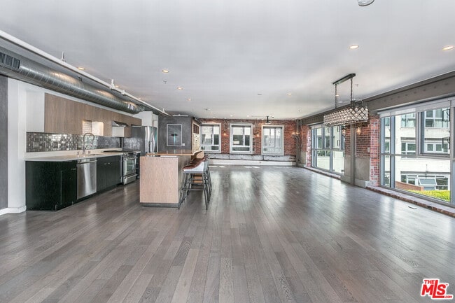 Building Photo - 527 Molino St