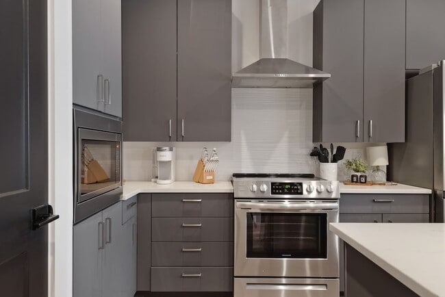 Building Photo - 303 31st Ave N