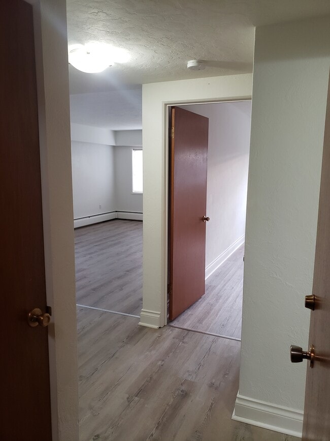 Building Photo - 908 Cook St