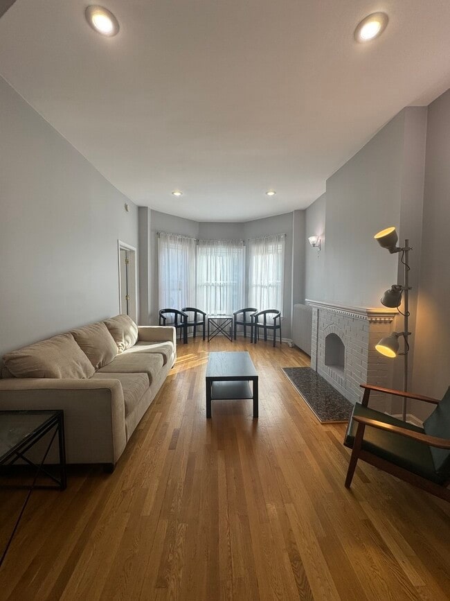 Building Photo - 1006 S Oakley Blvd