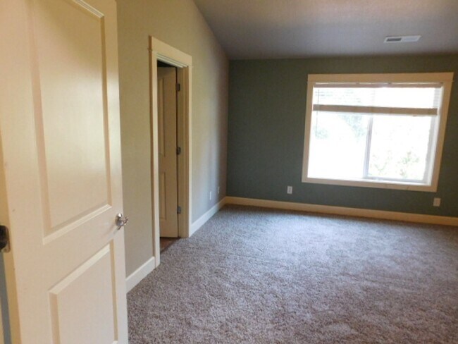 Foto del edificio - 4Bd/2.5Ba Two Story House - Available to View!