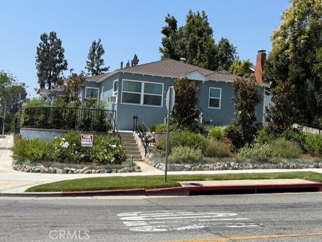 Foto del edificio - 1002 N Glenoaks Blvd