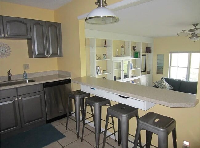 Building Photo - 1030 Lookout Dr